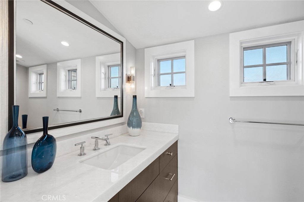 1212 E Balboa Boulevard