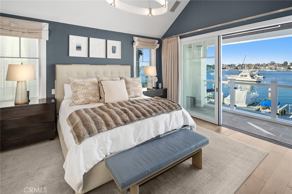 1212 E Balboa Boulevard