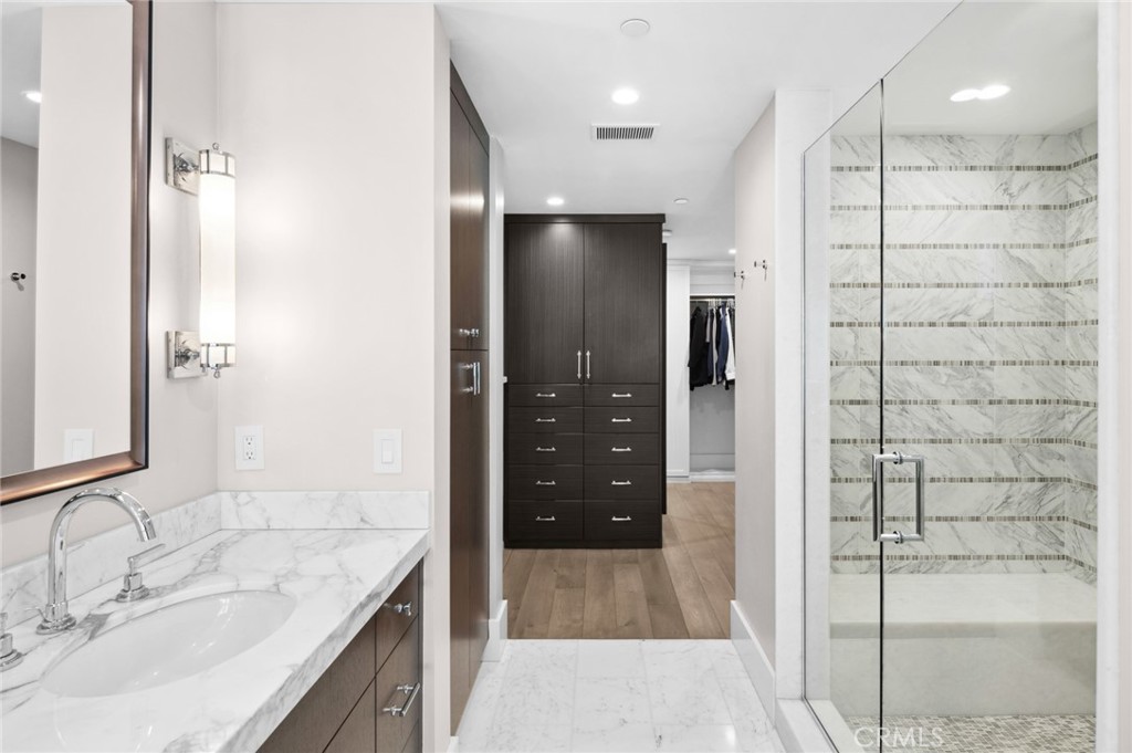 1212 E Balboa Boulevard