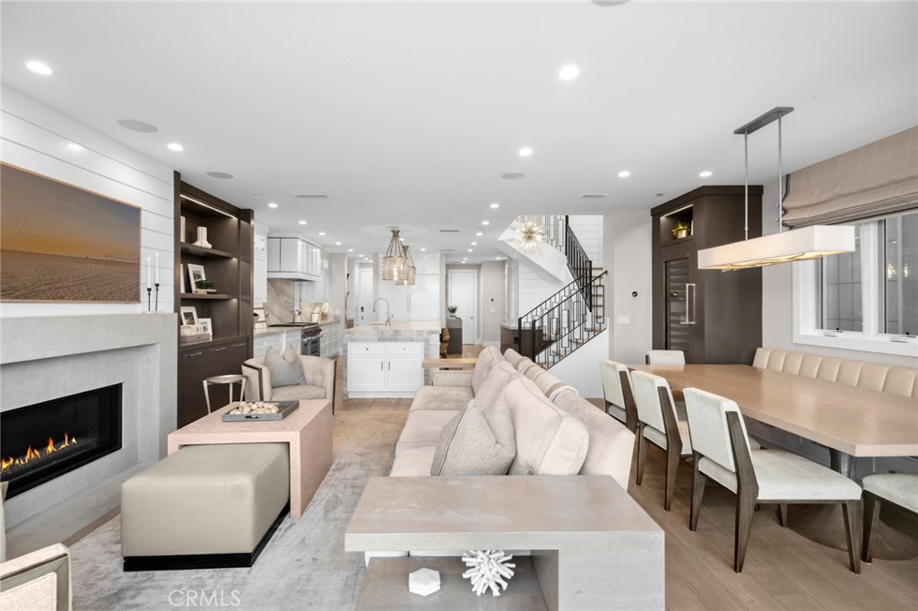 1212 E Balboa Boulevard