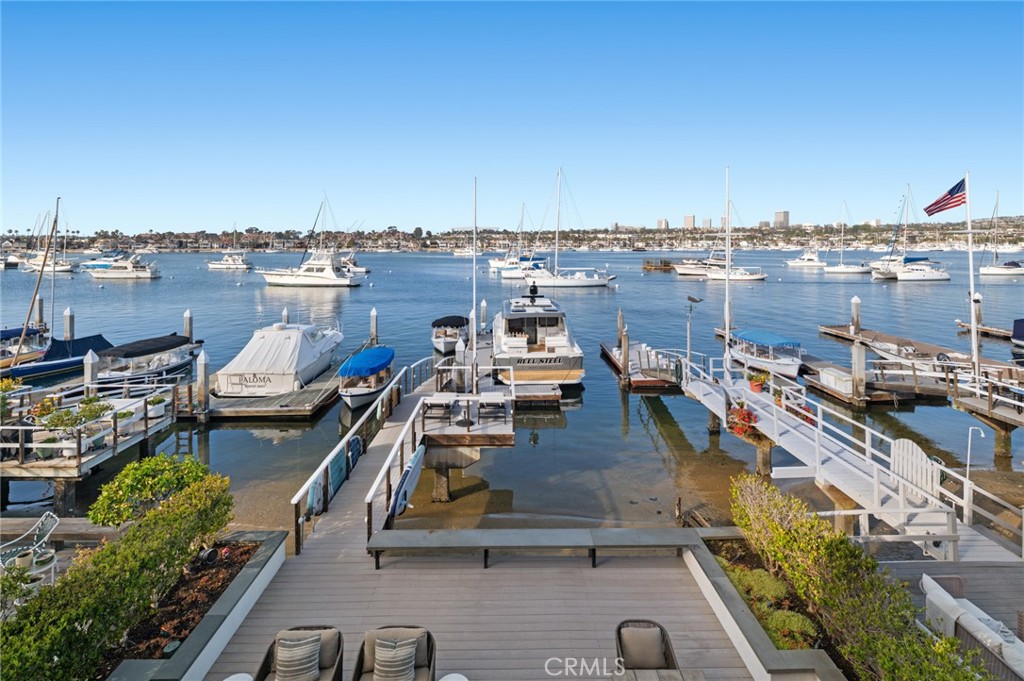 1212 E Balboa Boulevard