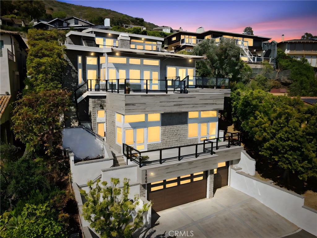 1560 Sunset Ridge Drive