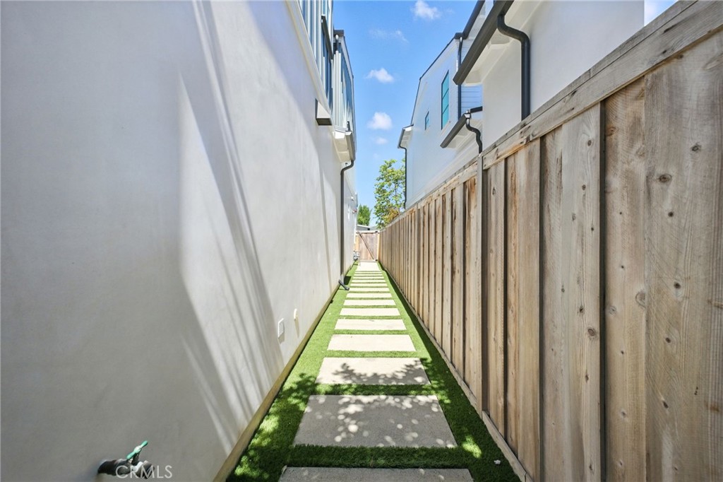 391 La Perle Place