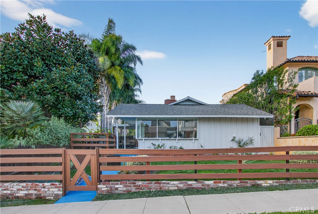 225 Iris Avenue