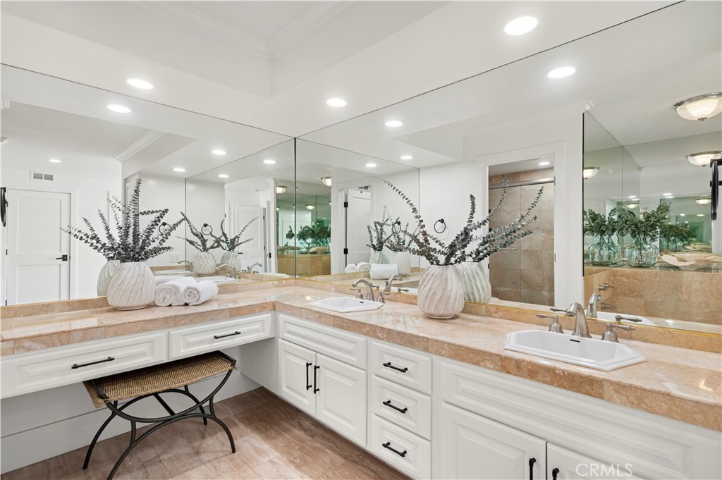 990 Bayside Cove 609