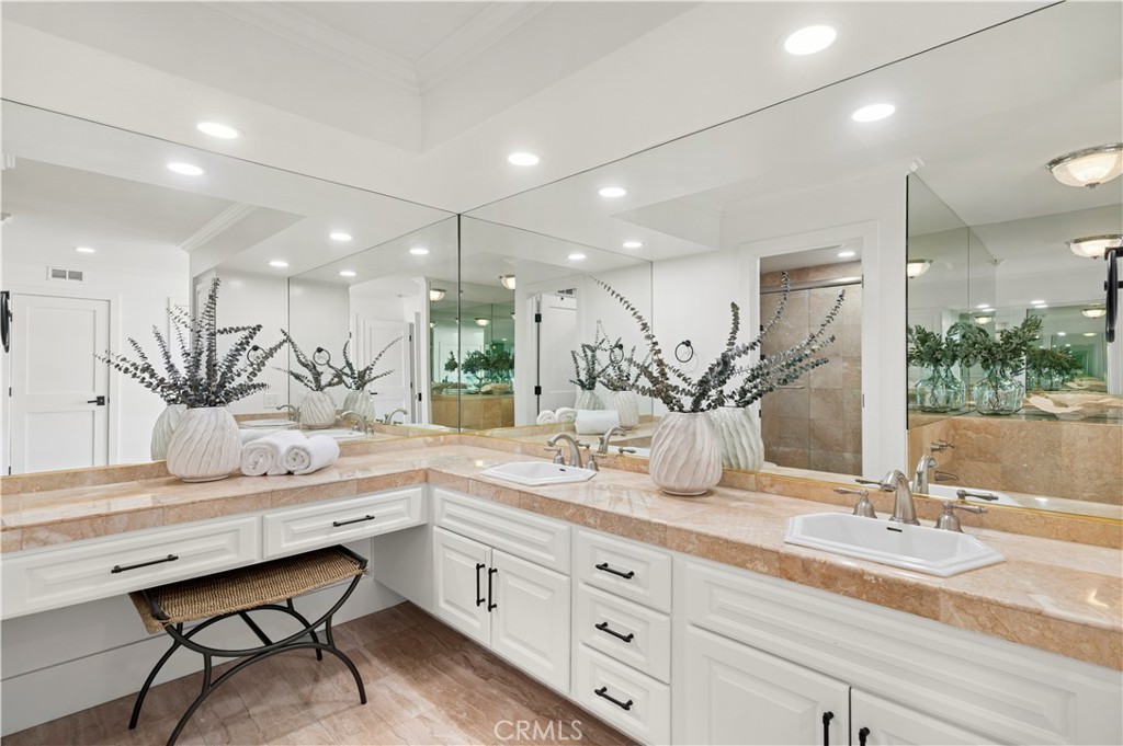 990 Bayside Cove 609