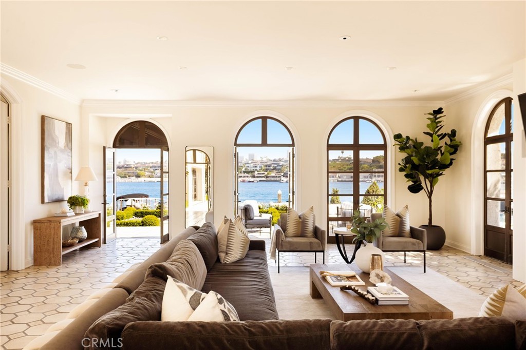 2116 E Balboa Boulevard