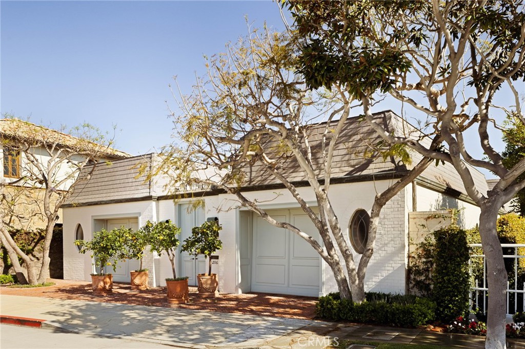 2116 E Balboa Boulevard