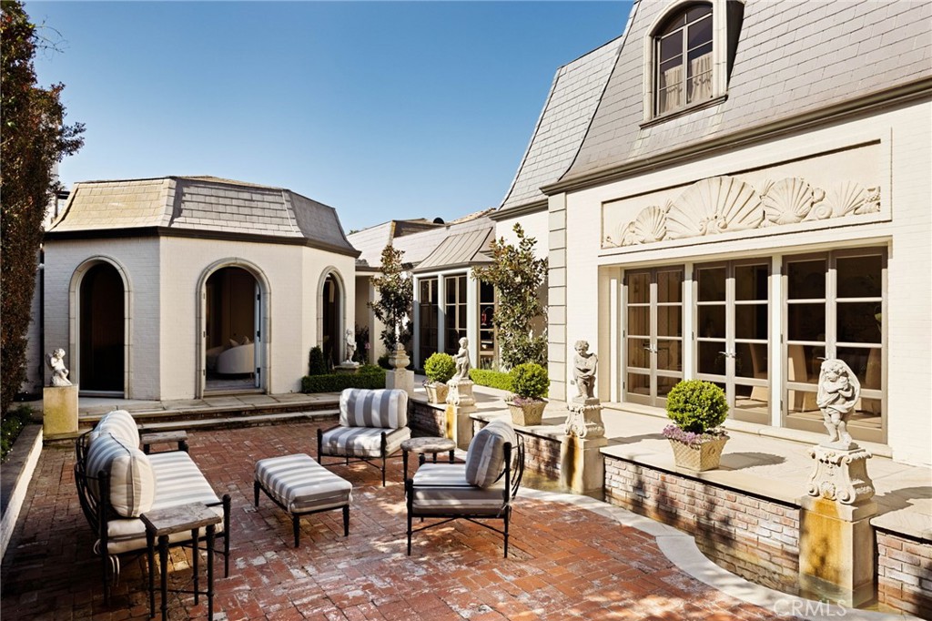 2116 E Balboa Boulevard