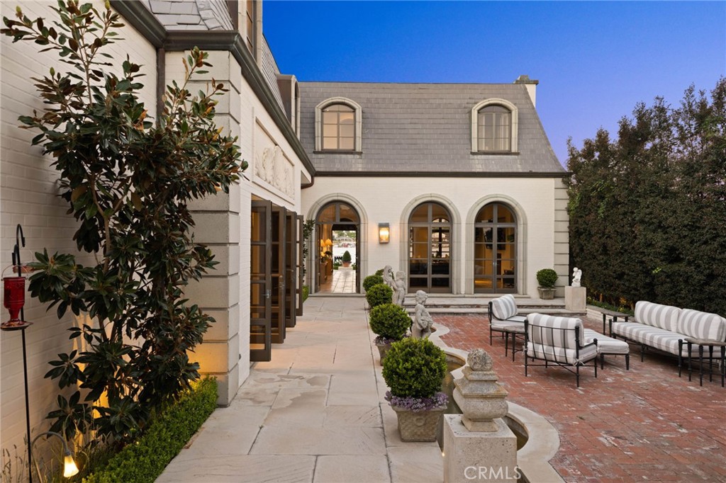 2116 E Balboa Boulevard