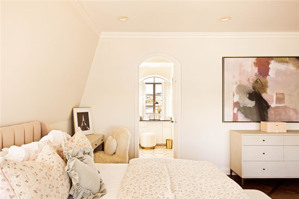 2116 E Balboa Boulevard