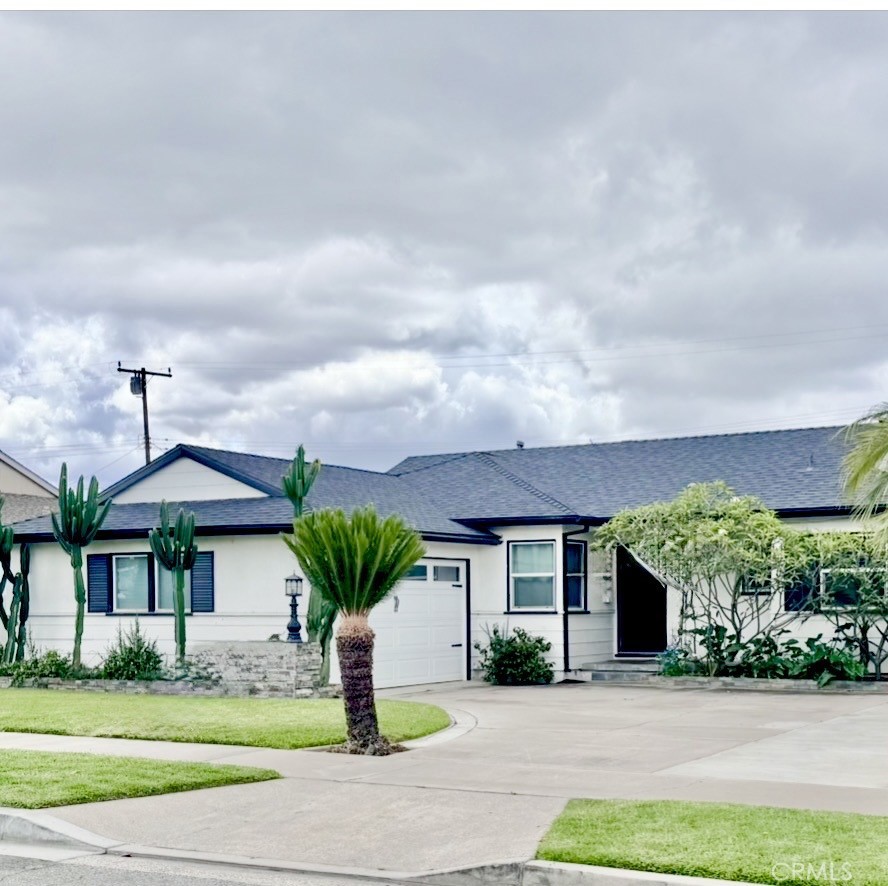 1030 E Oakmont
