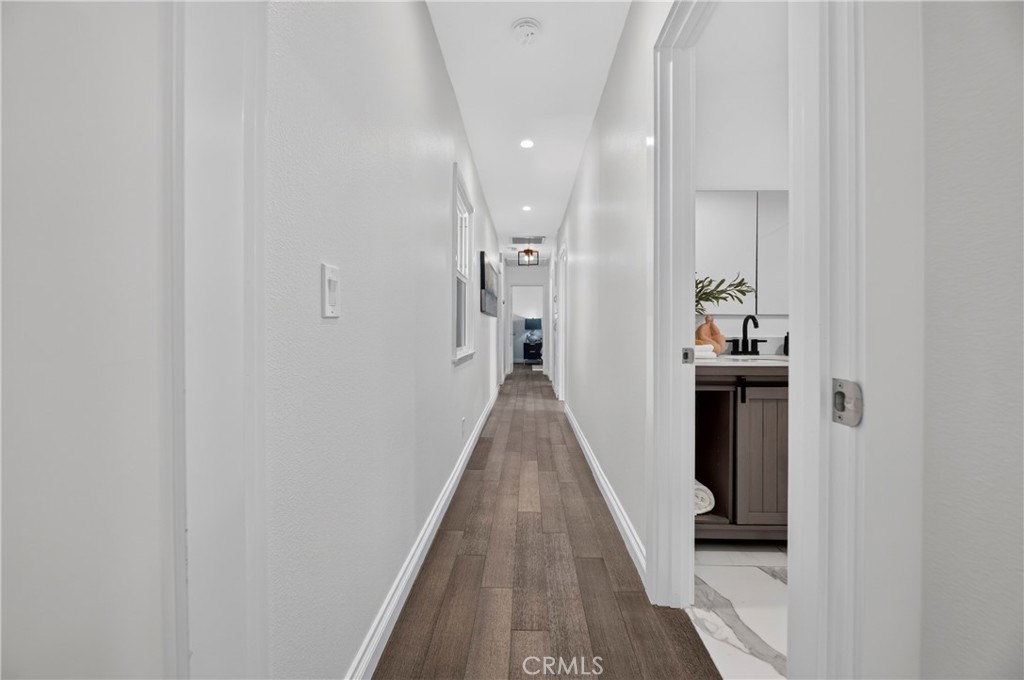 1030 E Oakmont