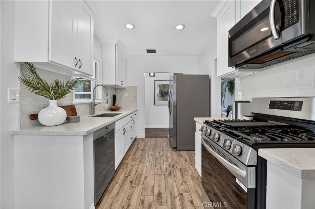 1030 E Oakmont