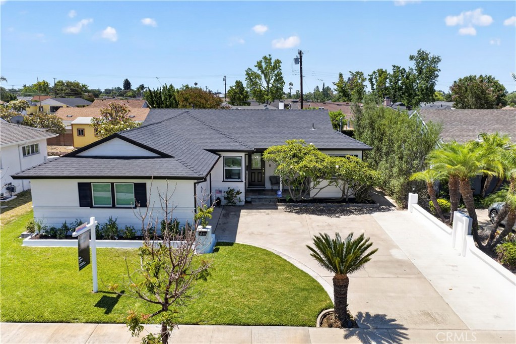 1030 E Oakmont