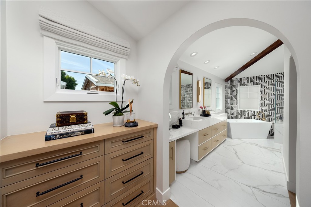 2771 Bayshore