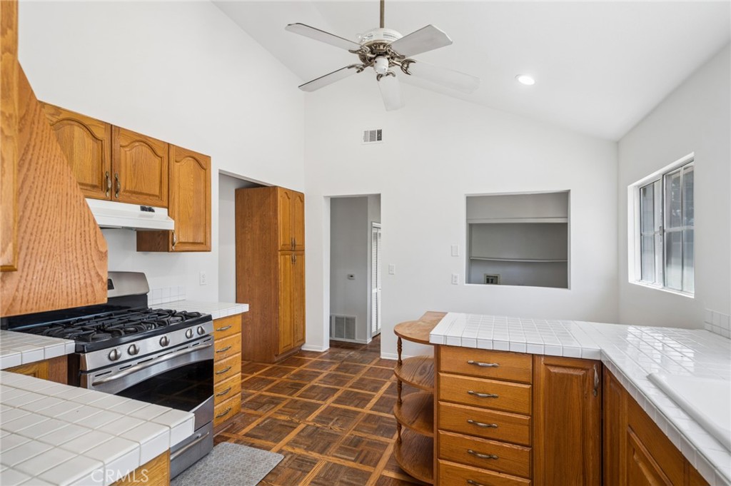 284 E 18th