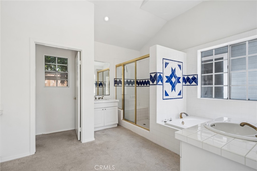 284 E 18th