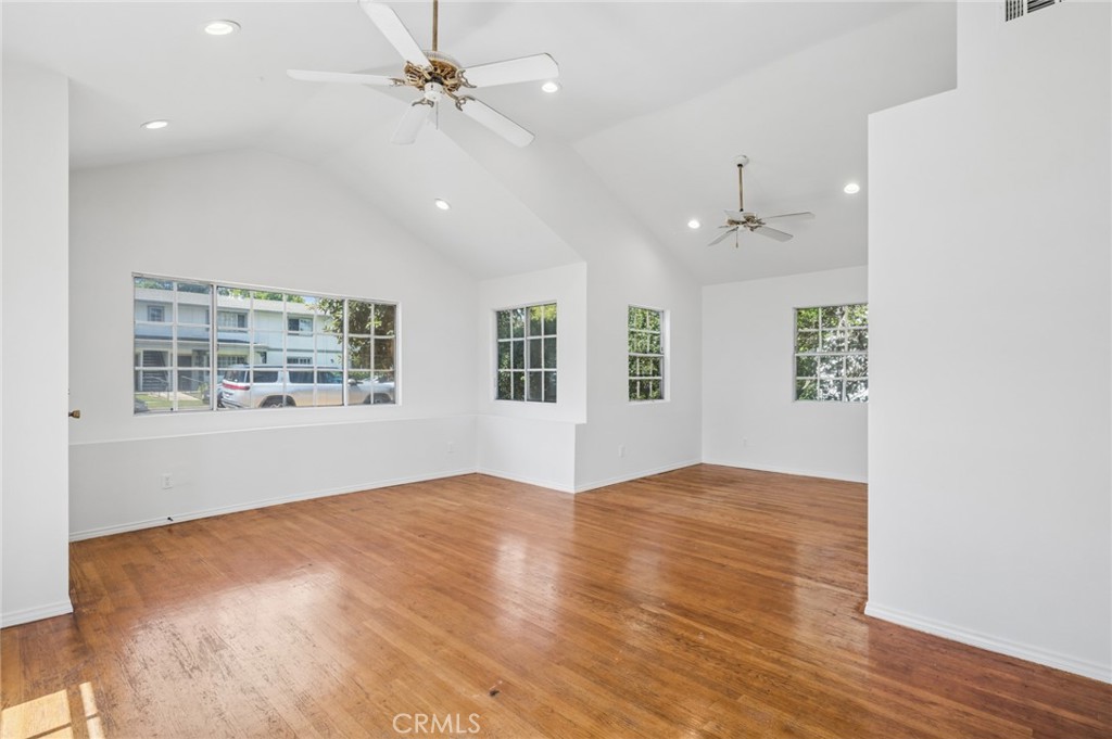284 E 18th