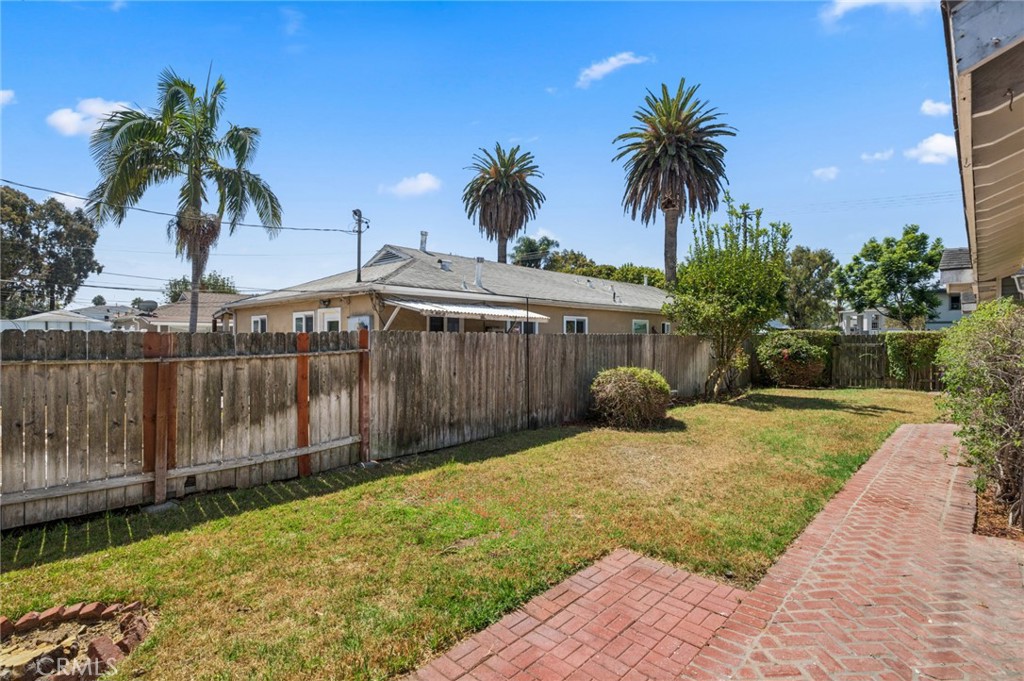 284 E 18th