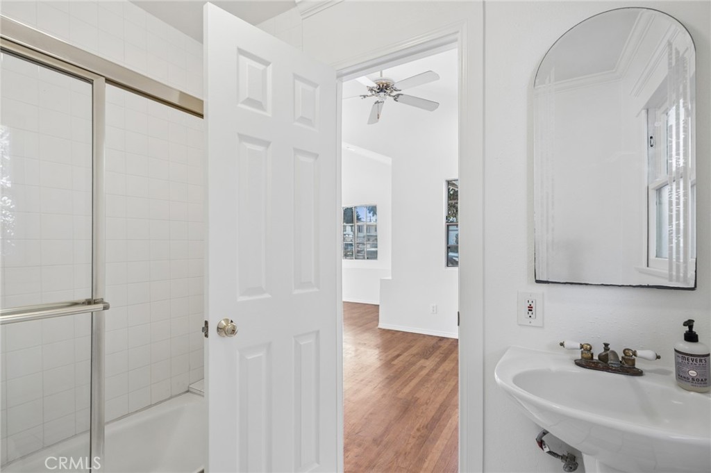 284 E 18th