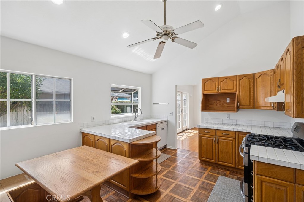 284 E 18th