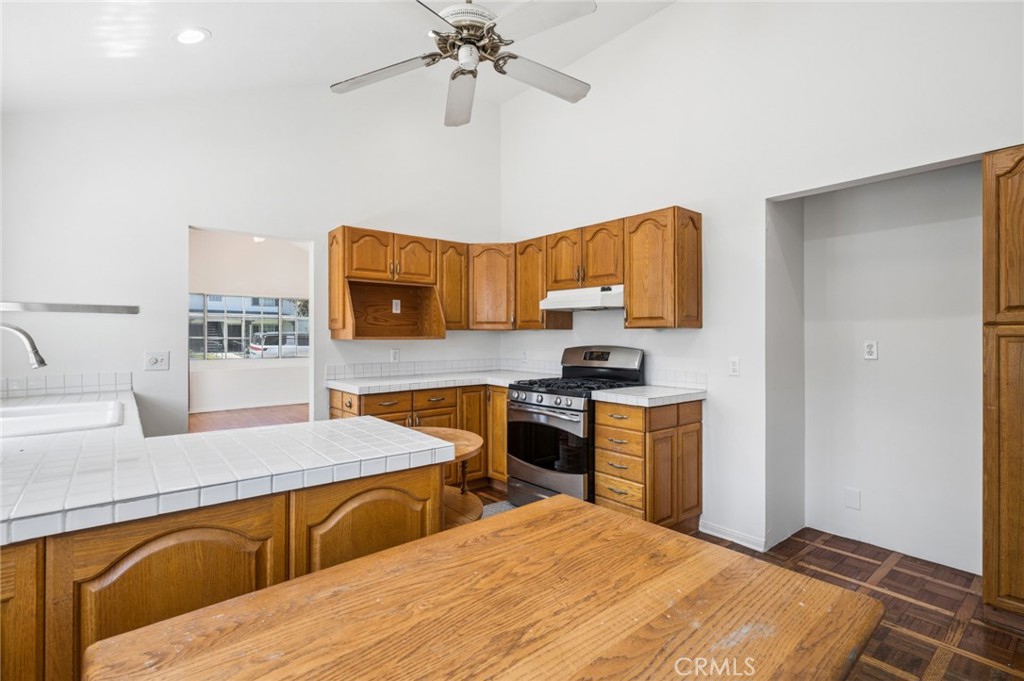 284 E 18th