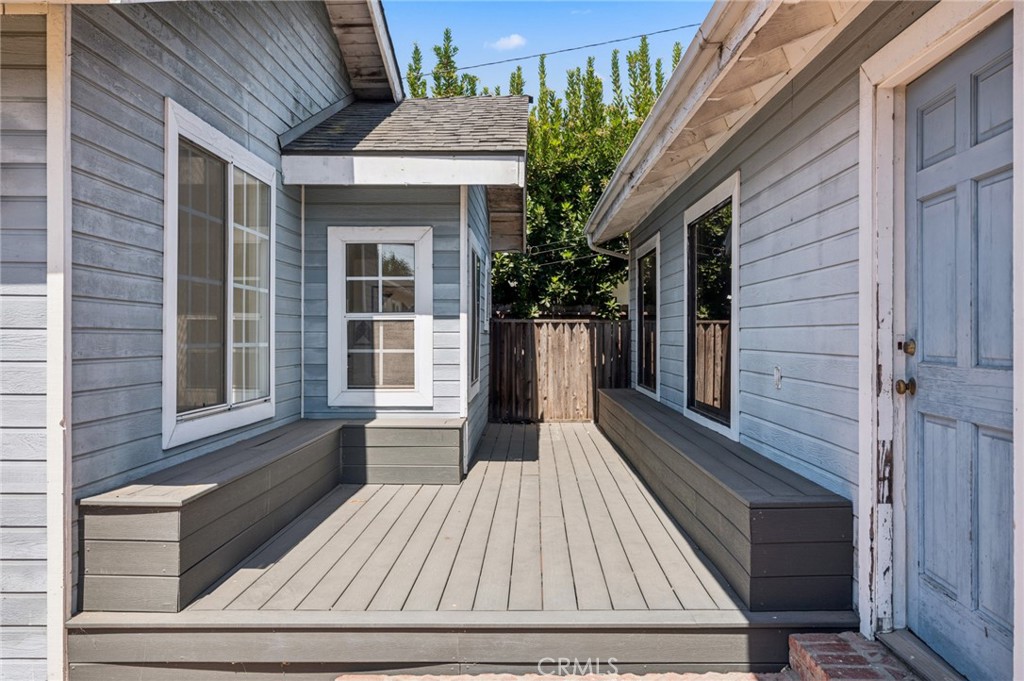 284 E 18th