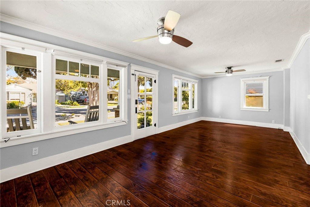 318 W Whiting Avenue