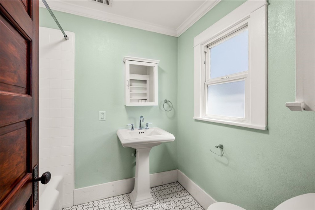 318 W Whiting Avenue