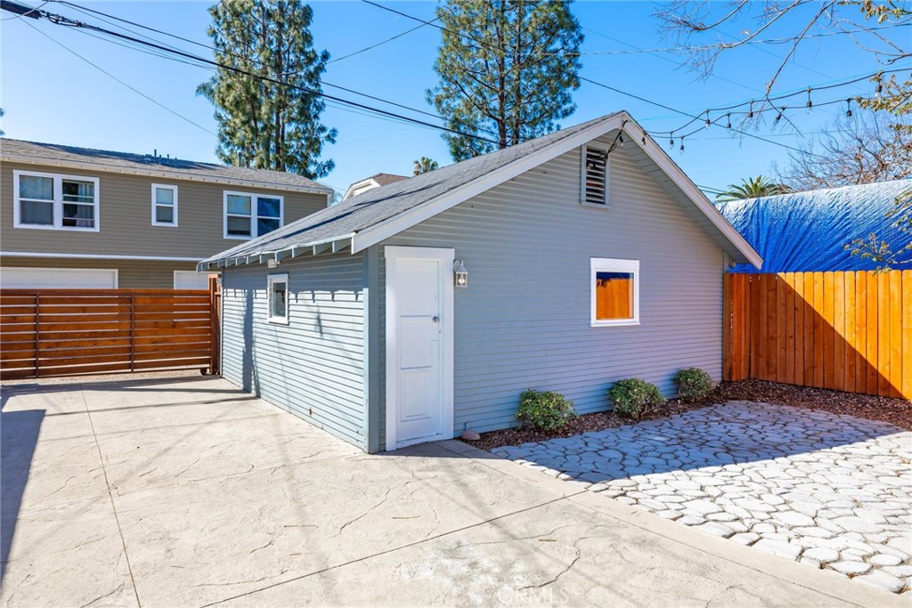 318 W Whiting Avenue