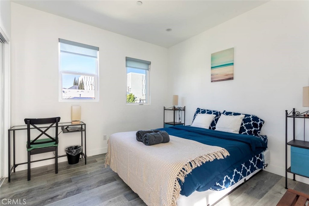 1340 N Kenmore