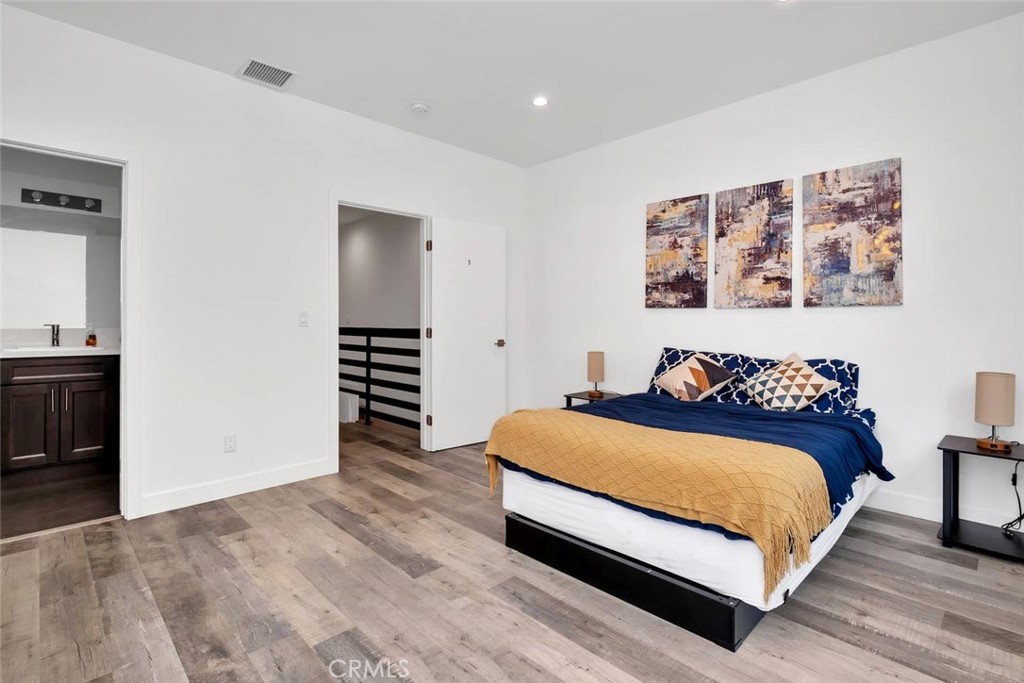 1342 N Kenmore