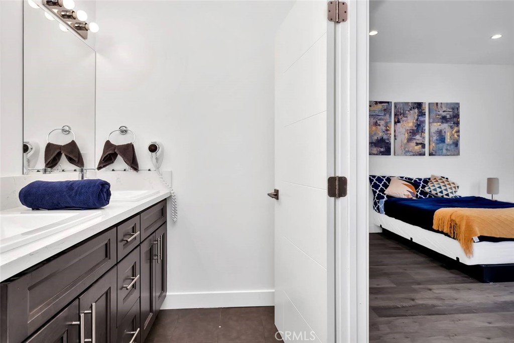 1342 N Kenmore