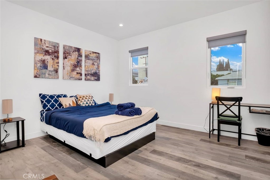 1342 N Kenmore