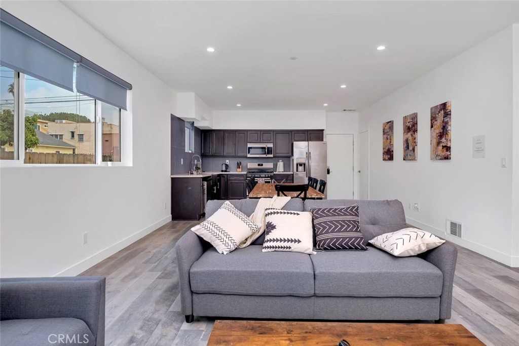 1342 N Kenmore