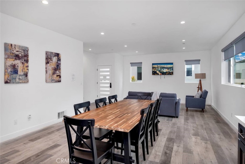 1342 N Kenmore