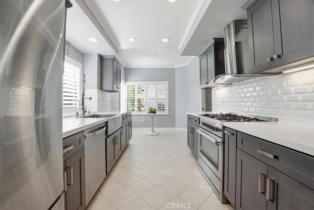 5582 Lakeview