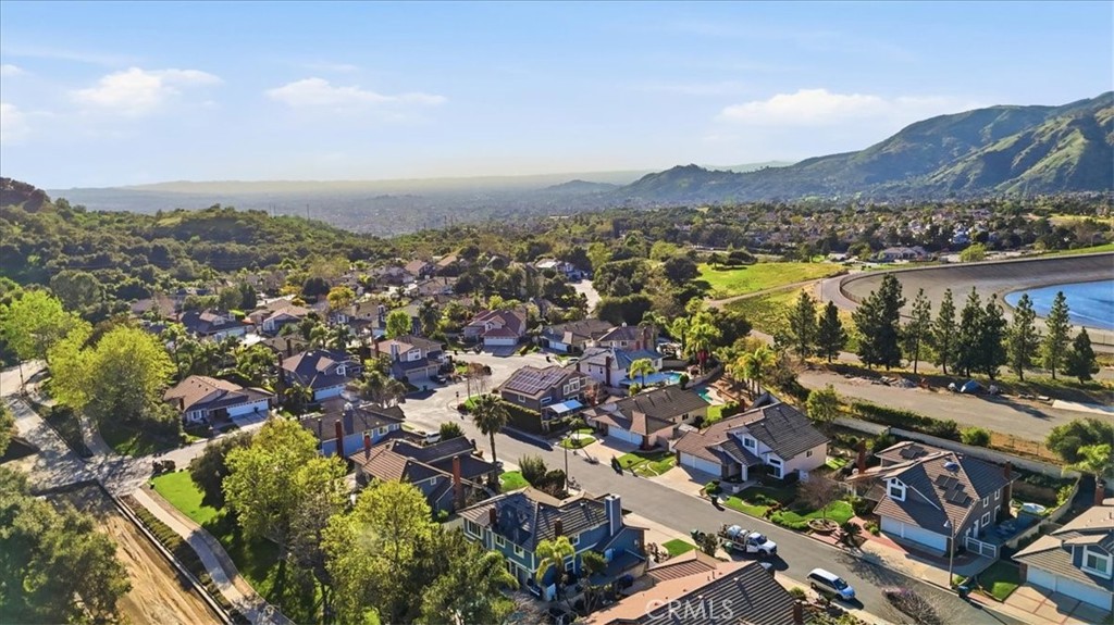 5582 Lakeview