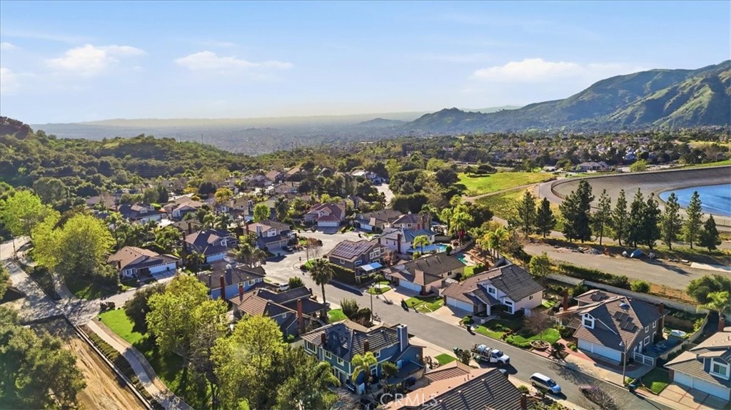 5582 Lakeview