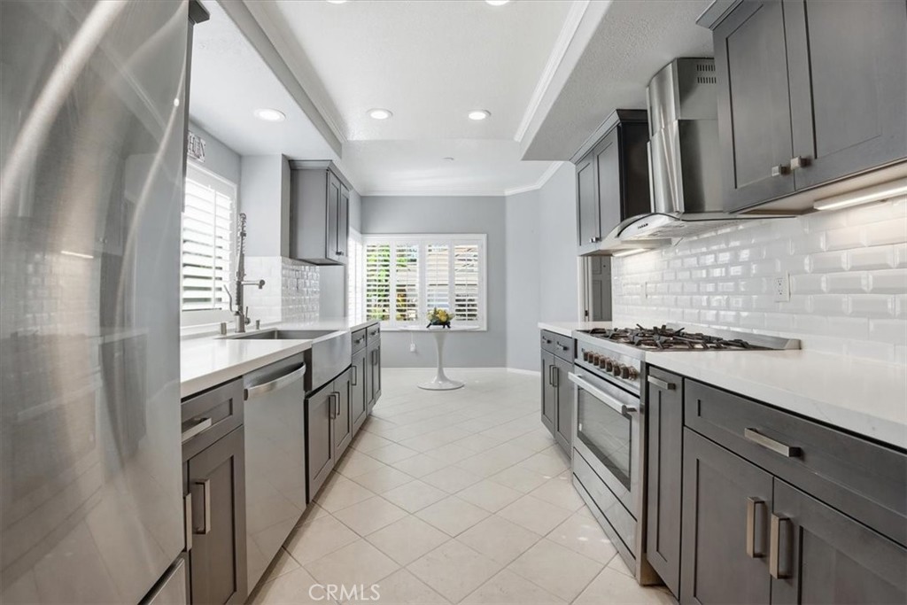 5582 Lakeview