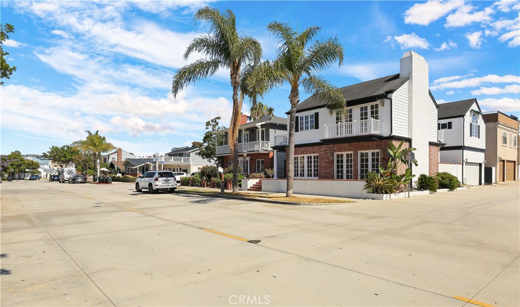 2025 E Balboa