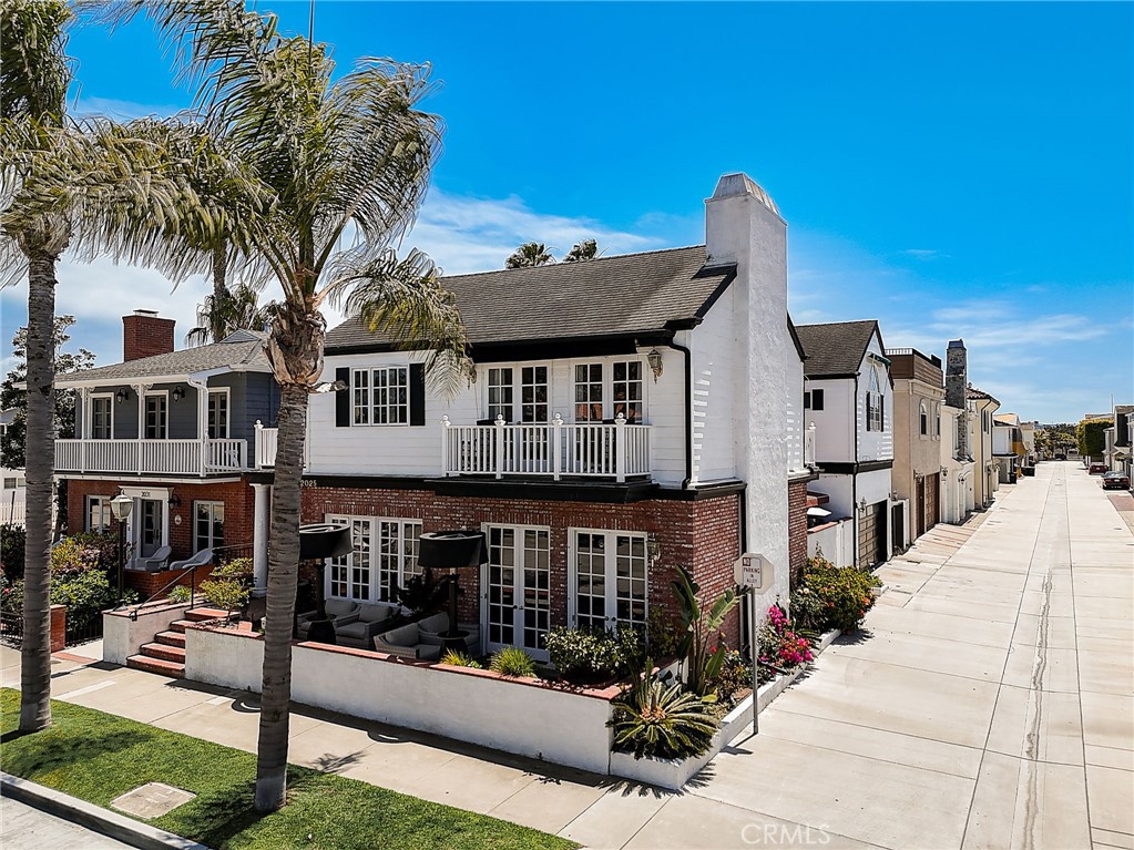 2025 E Balboa