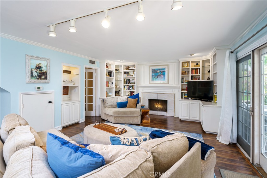 7318 E Cambria
