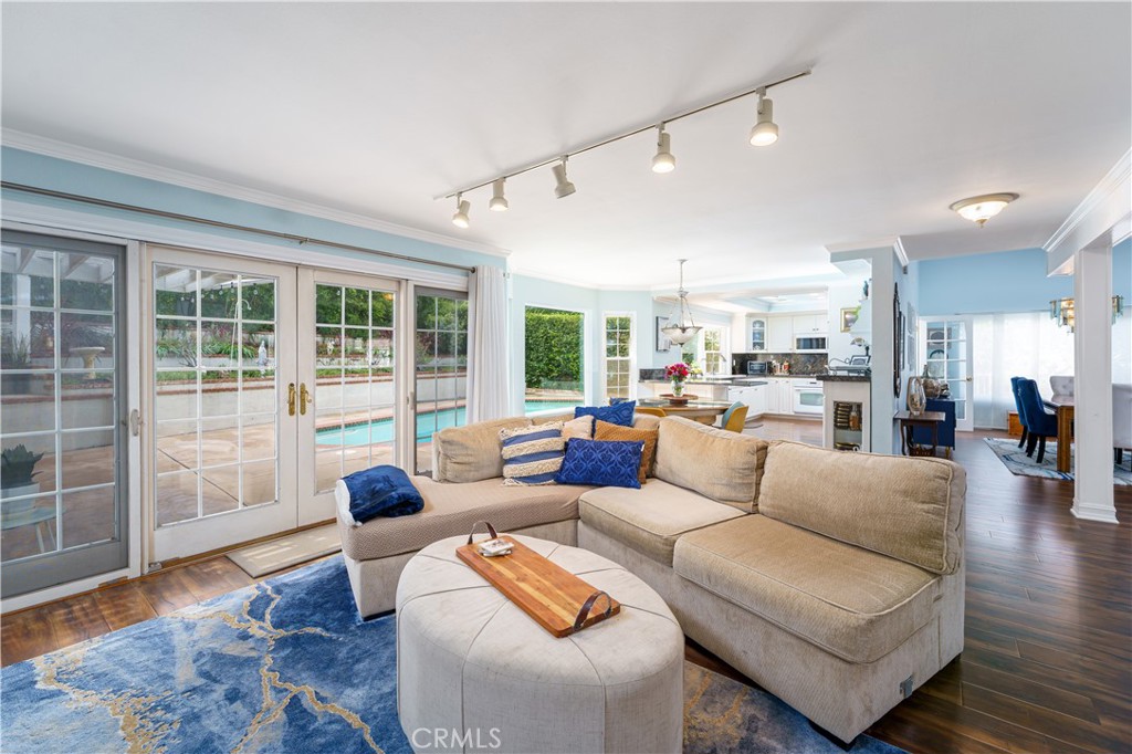 7318 E Cambria