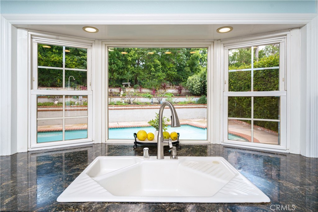 7318 E Cambria