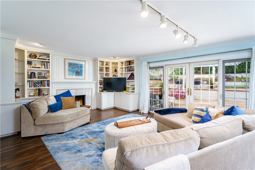 7318 E Cambria