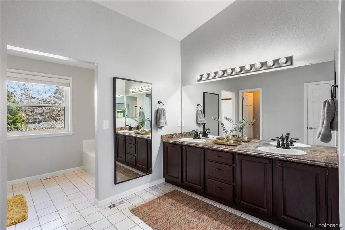 2415 E Lansdowne Court