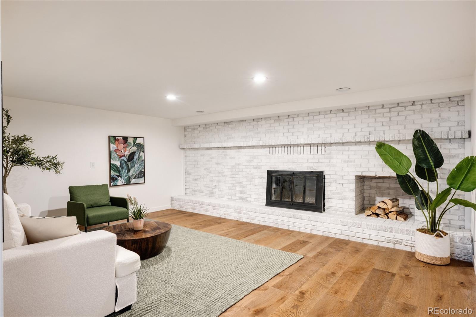 965 E Logan Circle
