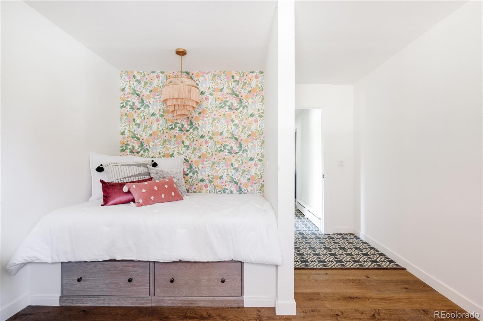965 E Logan Circle